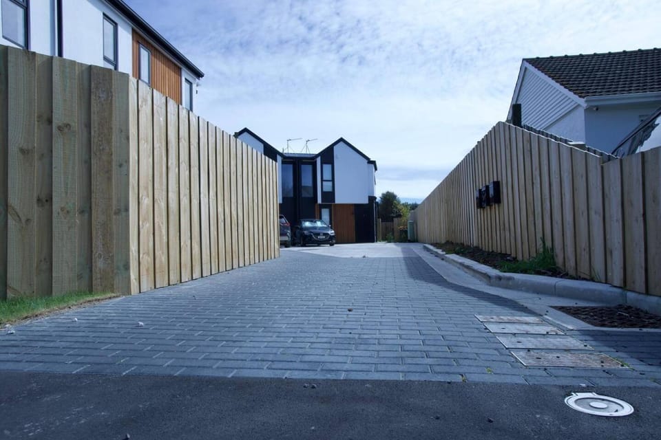 Property building, Facade/entrance, Day, Neighbourhood, Street view