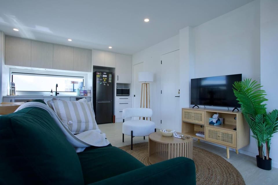 TV and multimedia, Kitchen or kitchenette, Living room, Lounge or bar, Seating area, Evening entertainment