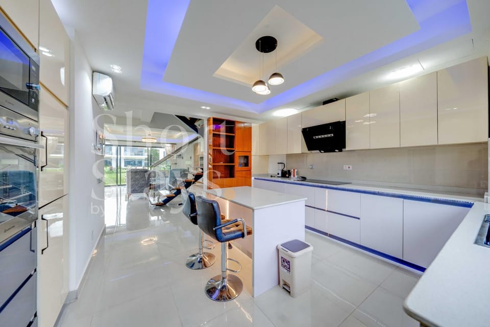 Kitchen or kitchenette, Dining area, oven