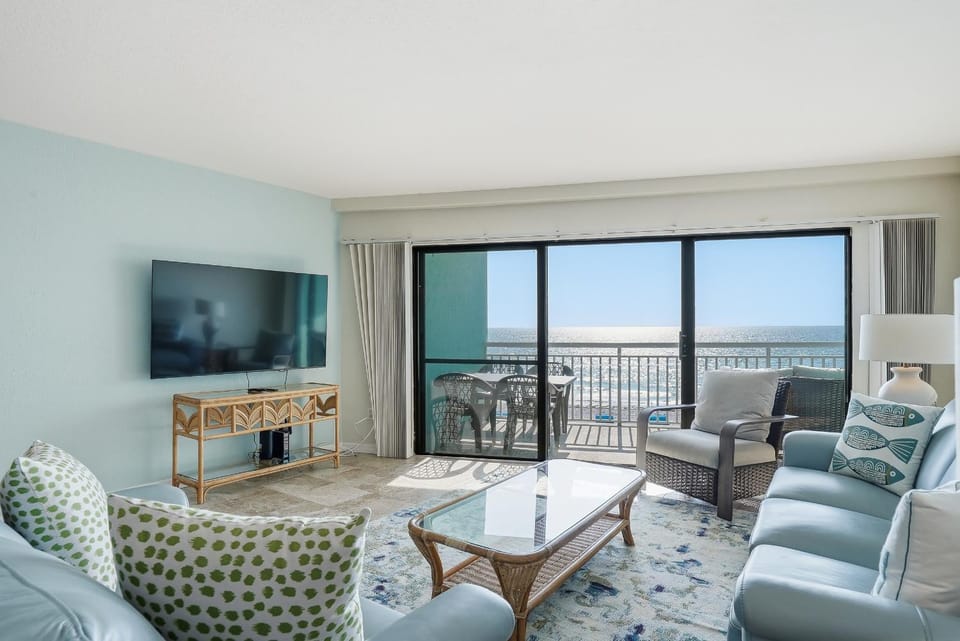 Communal lounge/ TV room, TV and multimedia, View (from property/room), Balcony/Terrace, Living room, Seating area, Sea view