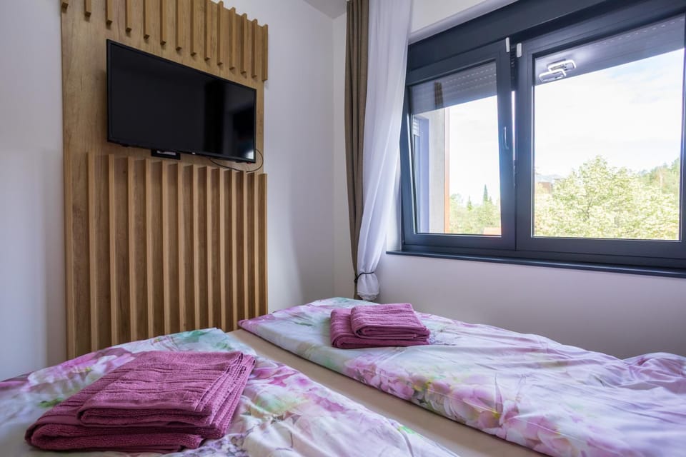 Bed, TV and multimedia, Photo of the whole room, Bedroom