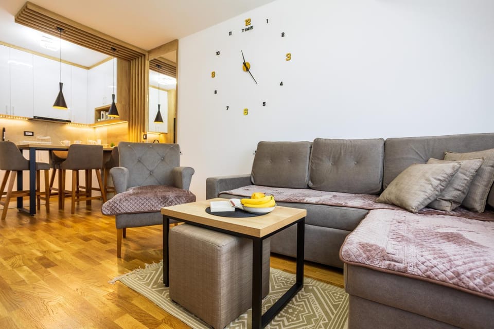 Kitchen or kitchenette, Living room, Seating area, Dining area