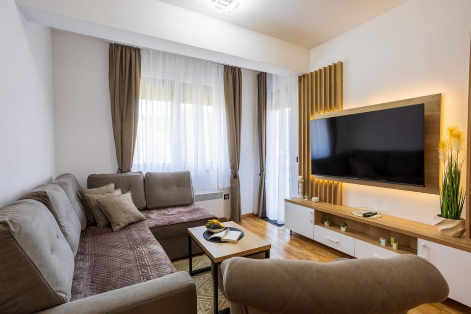 TV and multimedia, Living room, Seating area, Evening entertainment