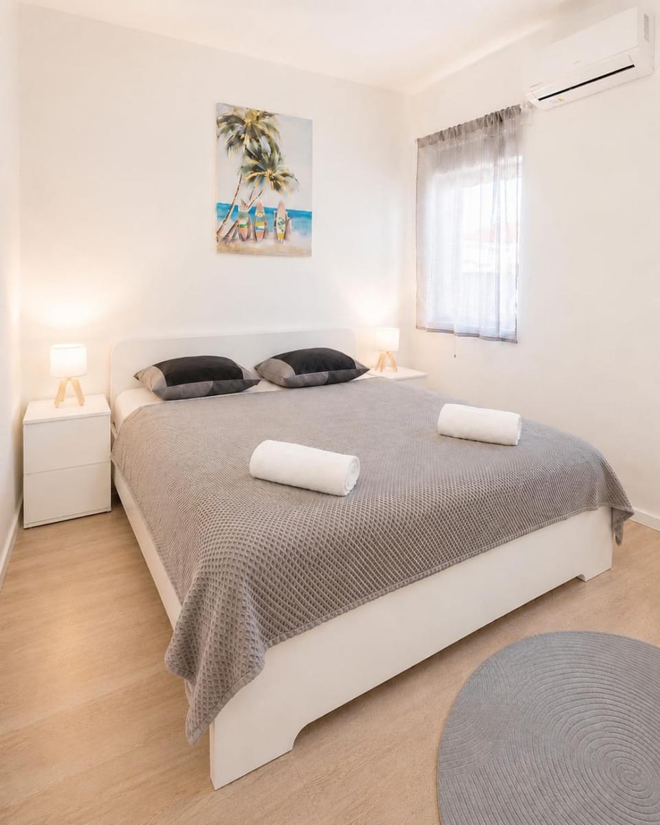 Bed, Decorative detail, Decorative detail, Bedroom, internet, internet, wardrobe, air conditioner, air conditioner