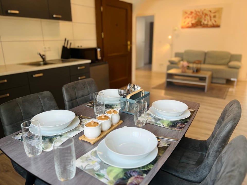 Kitchen or kitchenette, Living room, Seating area, Dining area, stove