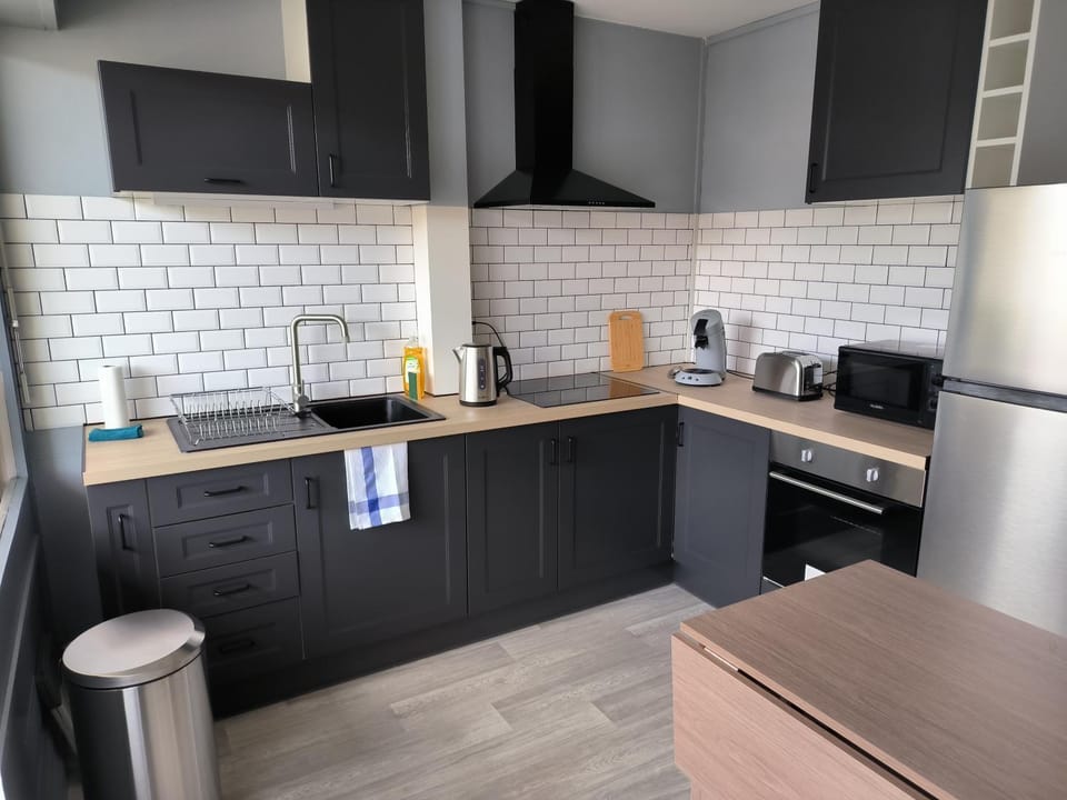 Coffee/tea facilities, Kitchen or kitchenette, stove, toaster