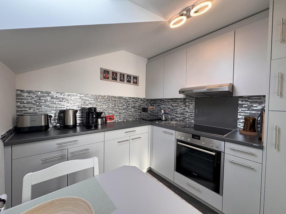 Coffee/tea facilities, Kitchen or kitchenette, oven, stove, toaster