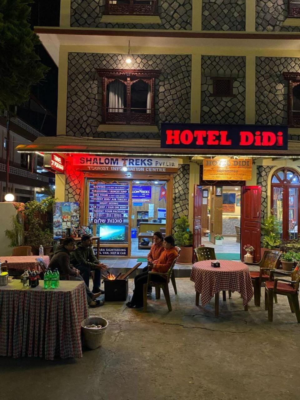 Restaurant/places to eat, Night, group of guests