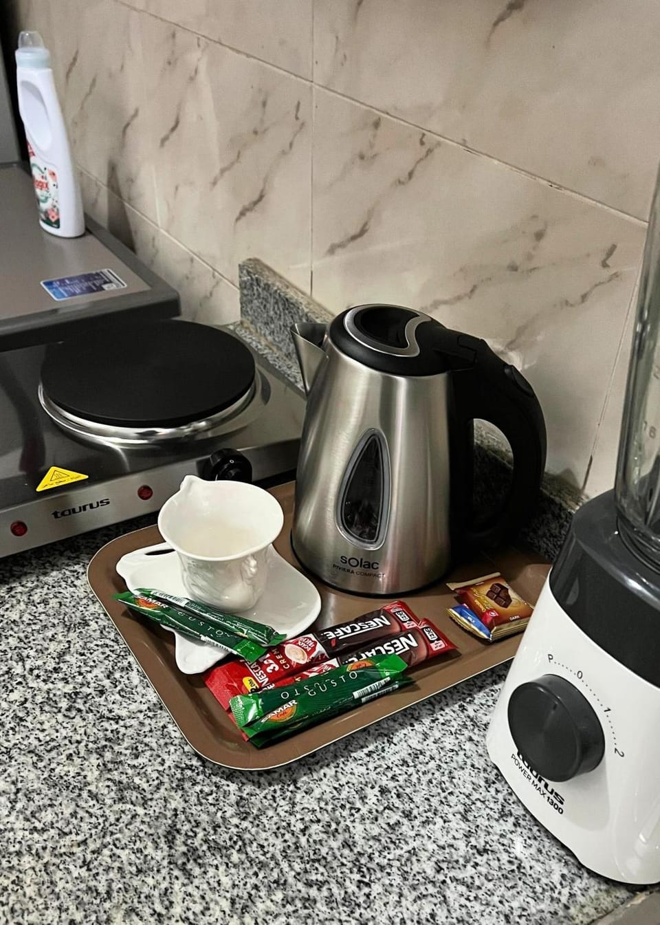 Coffee/tea facilities, Kitchen or kitchenette, stove