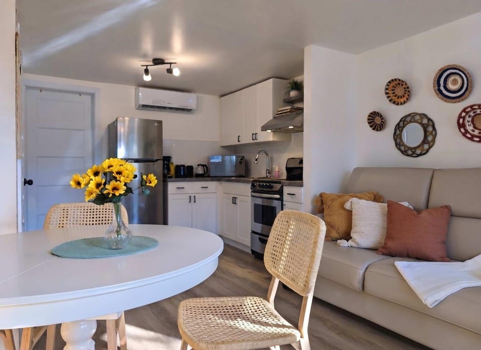 Urban Limoilou 6 guests AC 1 Free Parking Apartment in Quebec City