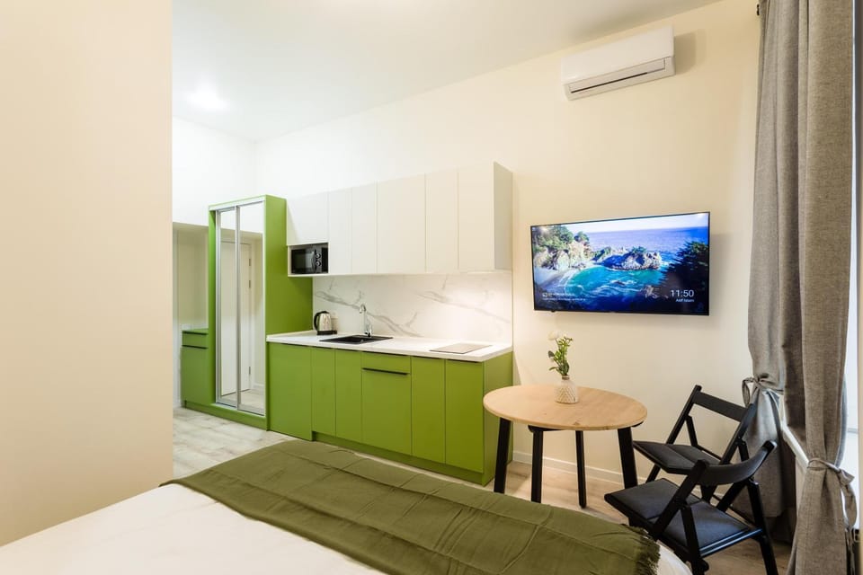 Bed, TV and multimedia, Kitchen or kitchenette, Photo of the whole room, Dining area, air conditioner