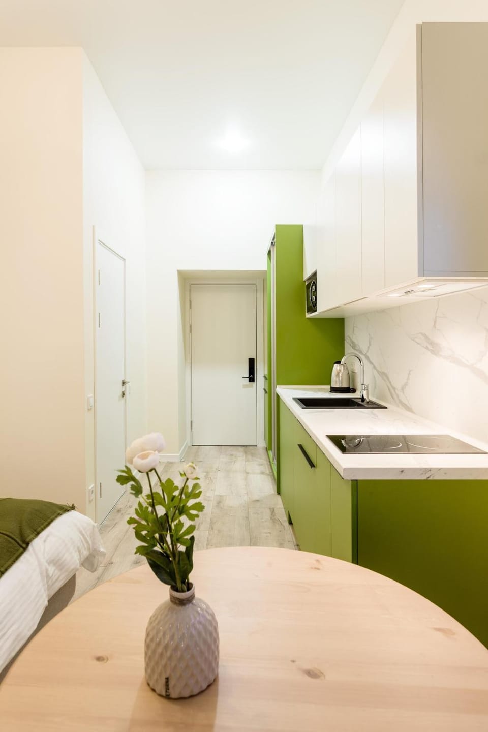 Kitchen or kitchenette, Photo of the whole room, stove