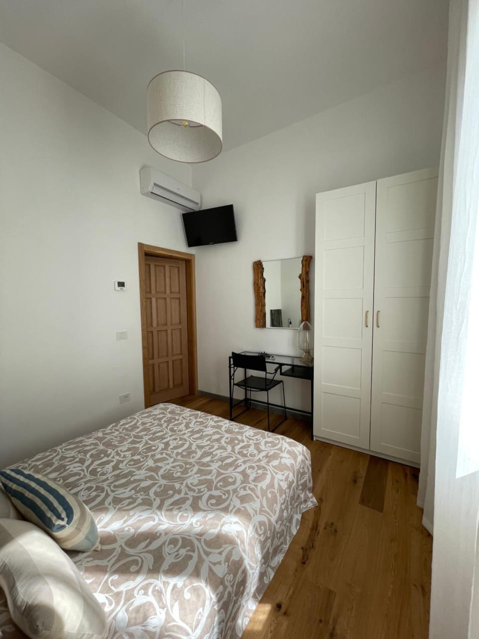 Bed, TV and multimedia, Photo of the whole room, Bedroom, wardrobe