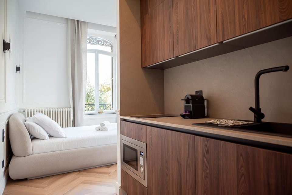 Coffee/tea facilities, Kitchen or kitchenette, stove