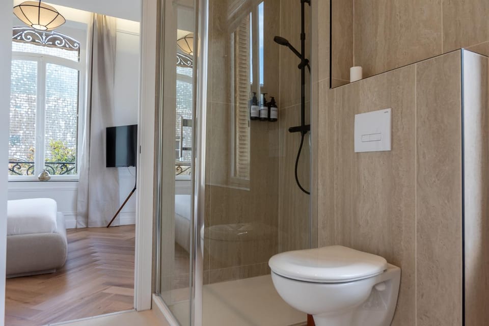 Shower, Toilet, Bathroom, towels