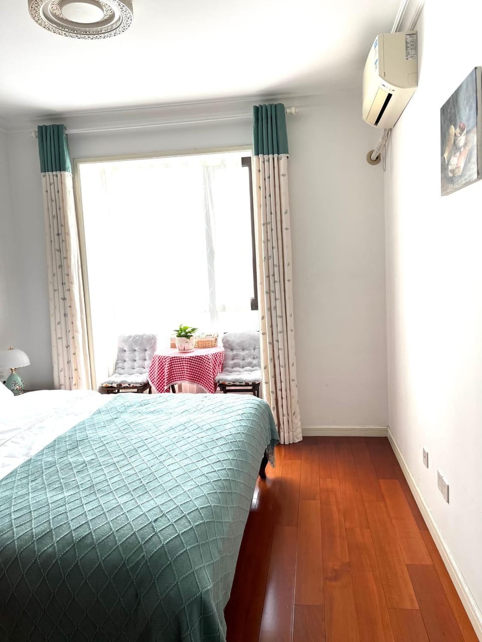 Bed, air conditioner