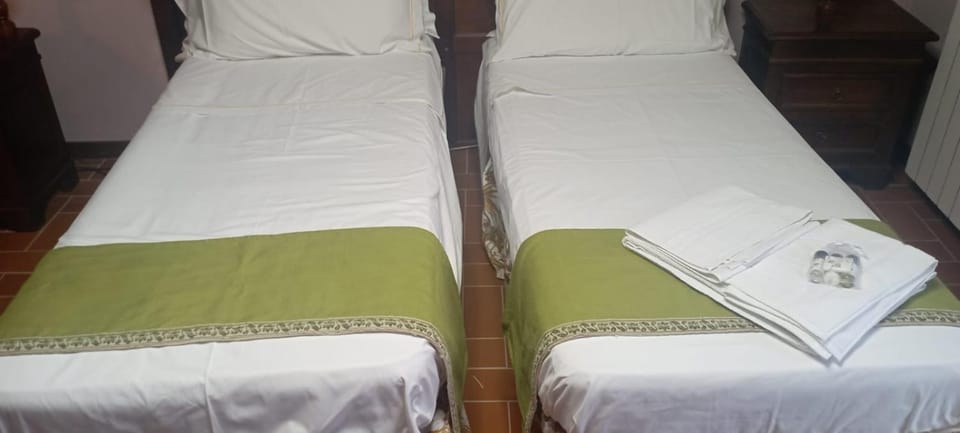 Bed, TV and multimedia, Photo of the whole room, Bedroom, towels