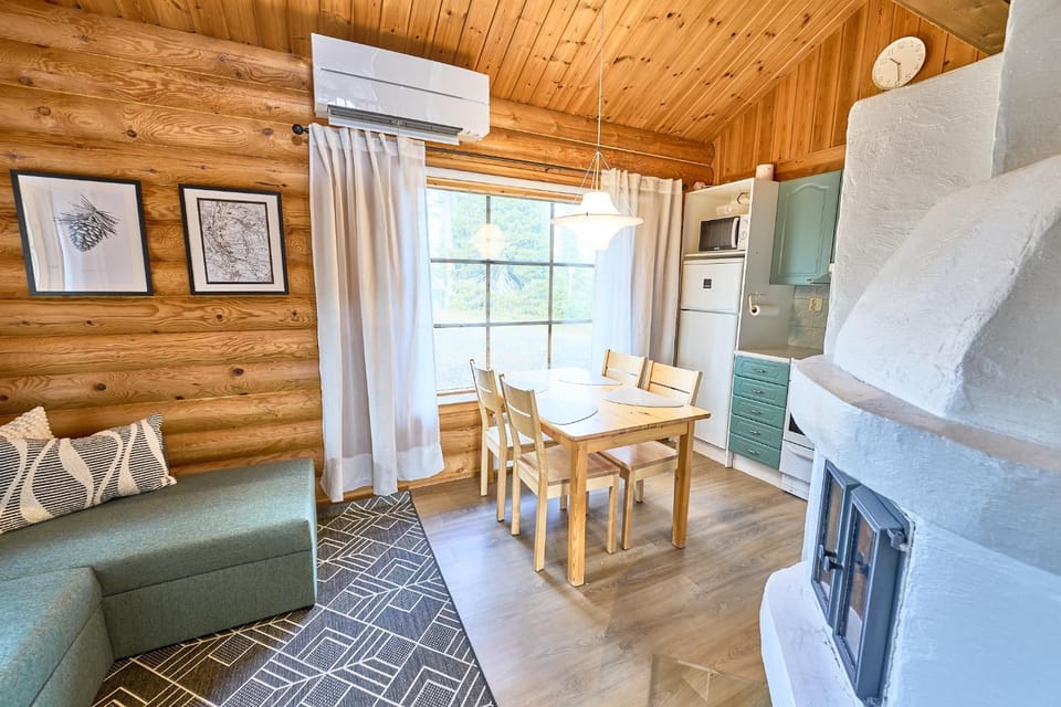 Kitchen or kitchenette, Dining area, air conditioner
