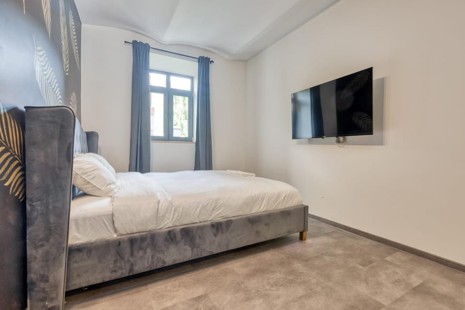 Bed, TV and multimedia, Bedroom
