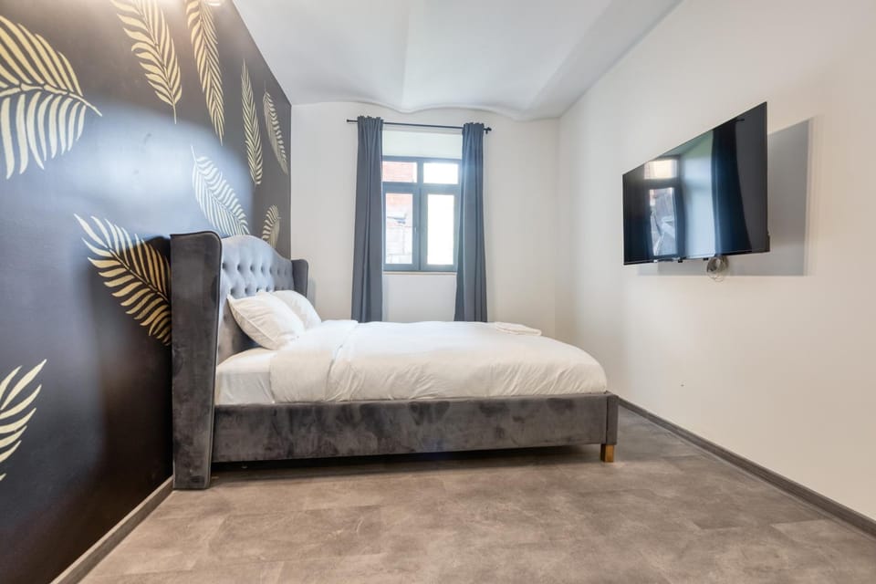 Bed, TV and multimedia, Bedroom