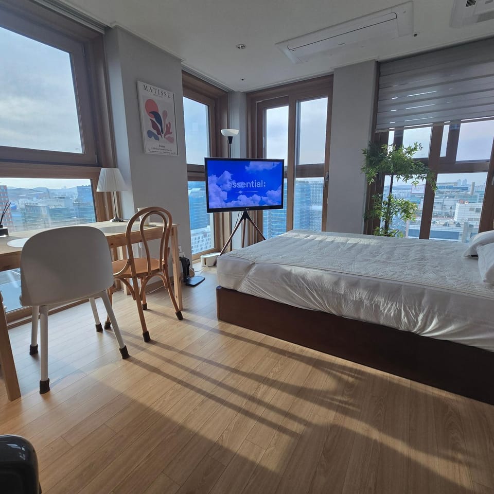 Bed, TV and multimedia, Photo of the whole room, Seating area, Bedroom