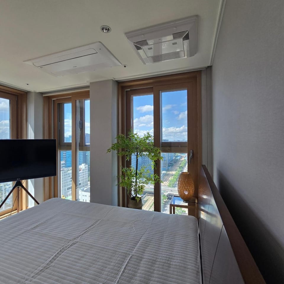Bed, TV and multimedia, View (from property/room), Photo of the whole room, Bedroom