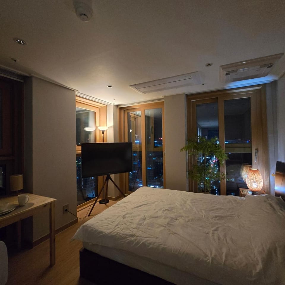 Bed, Photo of the whole room, Bedroom