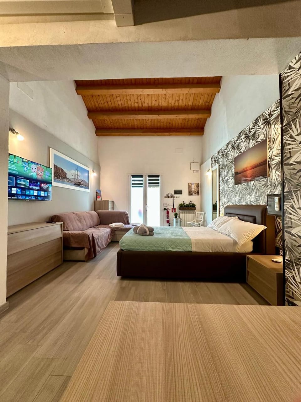 Bed, TV and multimedia, Photo of the whole room, Bedroom