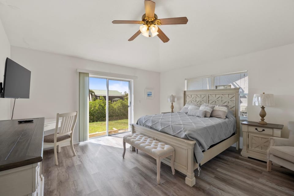 Bed, TV and multimedia, Bedroom