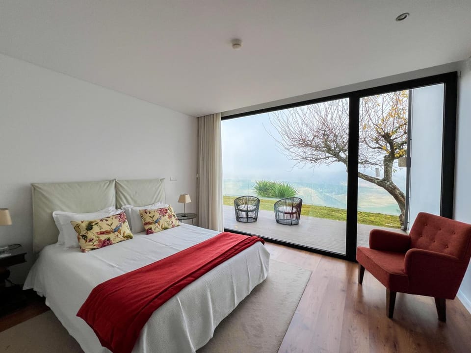 Spacious Villa with Private Pool & Garden in Douro, by Hopstays Villa in Vila Real District