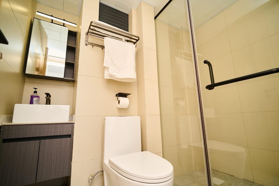 Toilet, towels
