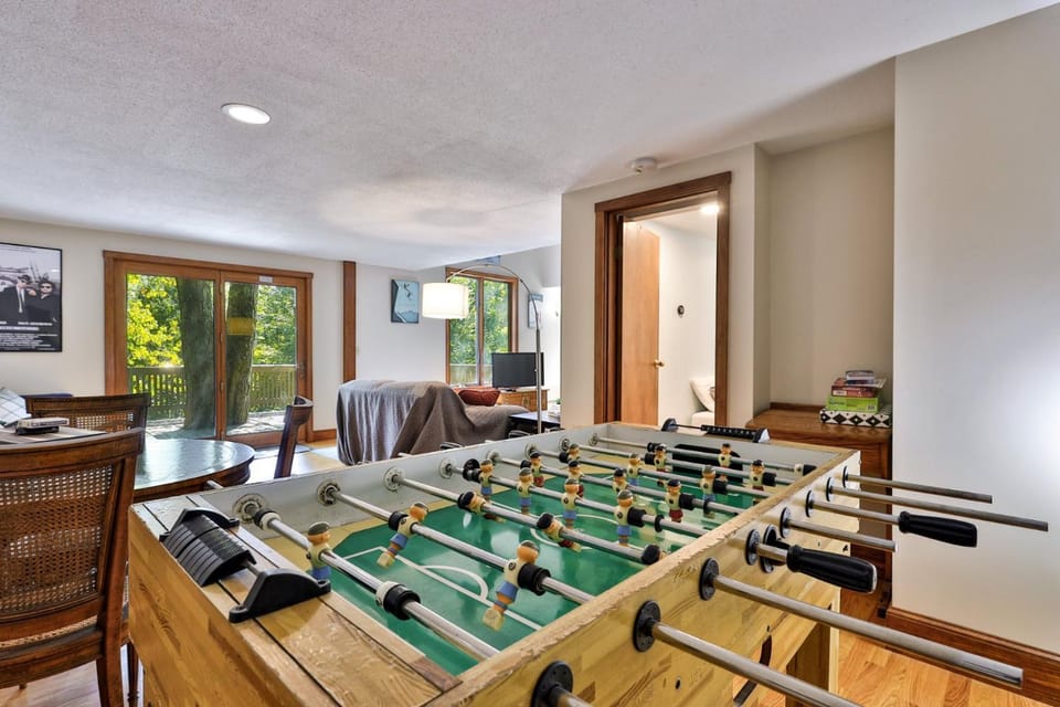 4BR Killington Home Perfect for Families, Pet-Friendly, Fireplace House in Killington