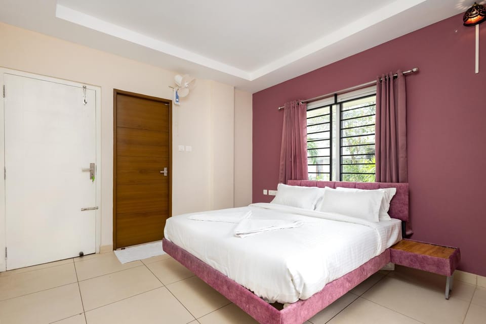 Photo of the whole room, Bedroom, towels