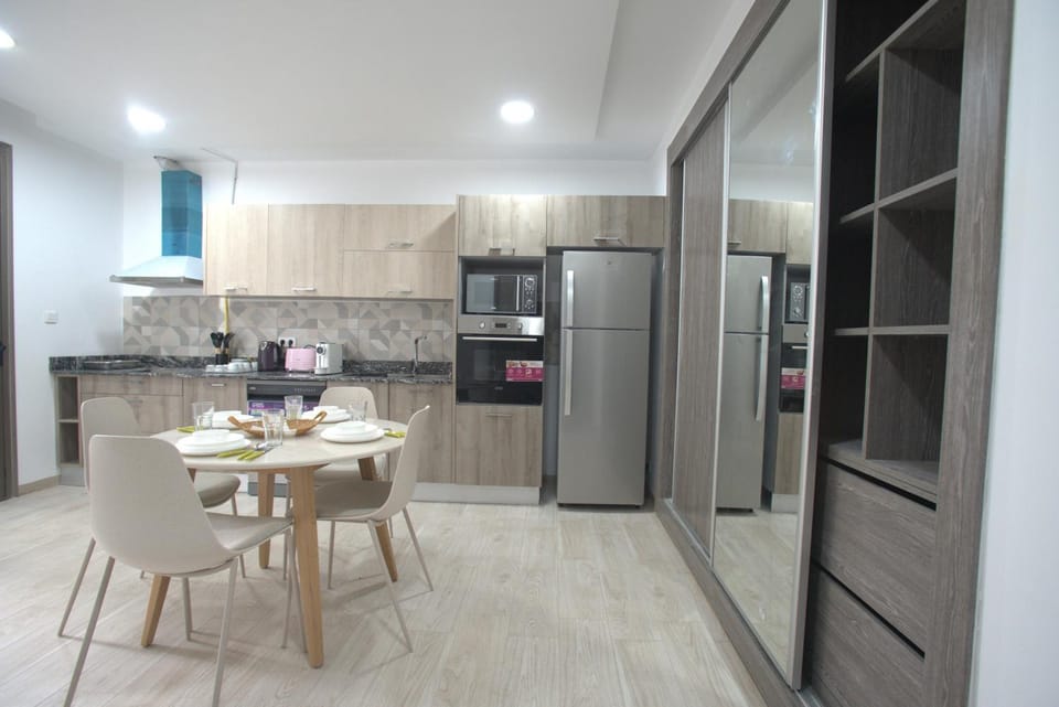 Kitchen or kitchenette, Dining area, dishwasher, minibar, oven, stove