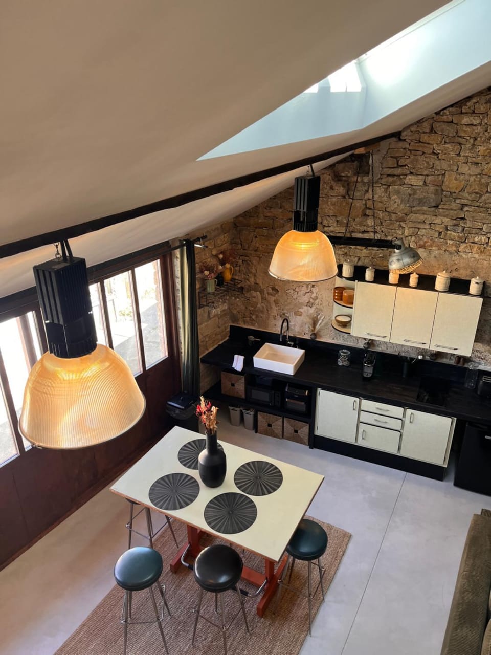 Kitchen or kitchenette, Dining area