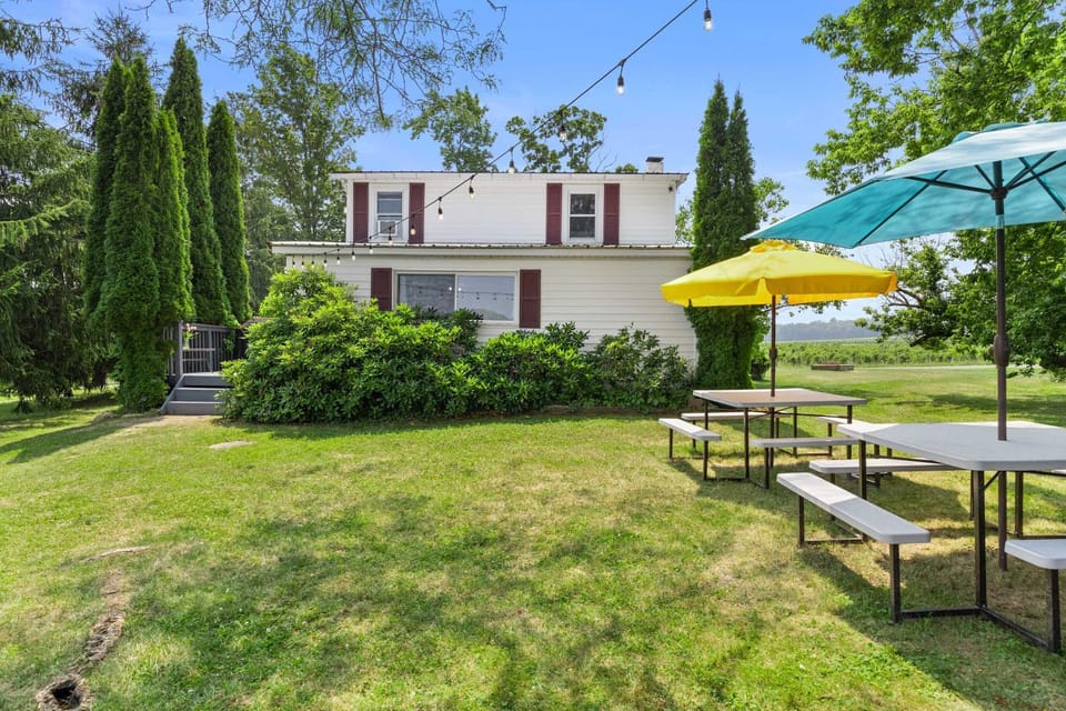 Property building, Patio, Spring, Day, Natural landscape, Garden, Dining area, Garden view