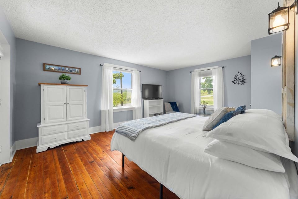 Bed, TV and multimedia, Bedroom