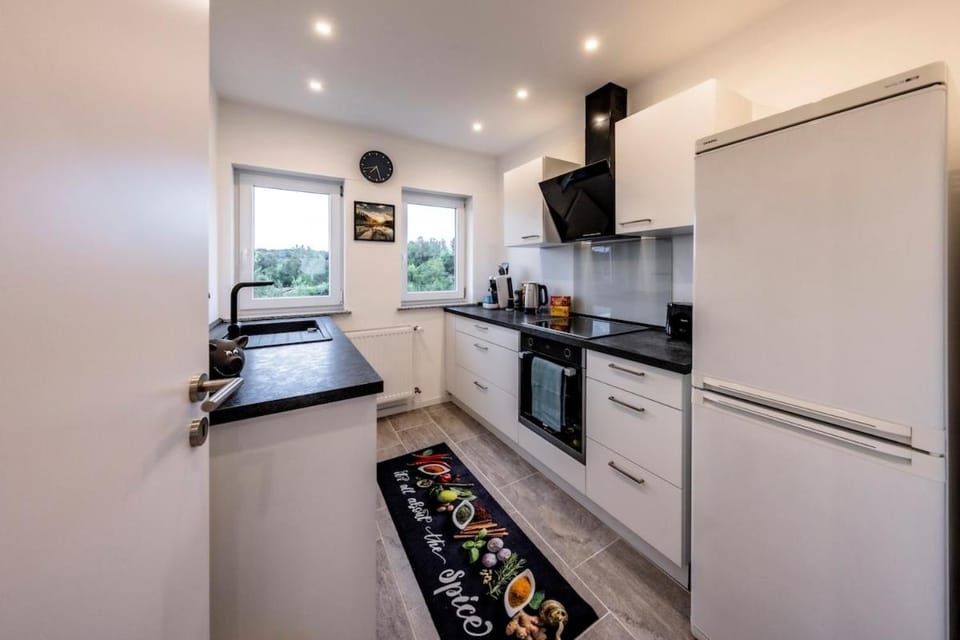 Kitchen or kitchenette, Food, dishwasher, oven, toaster