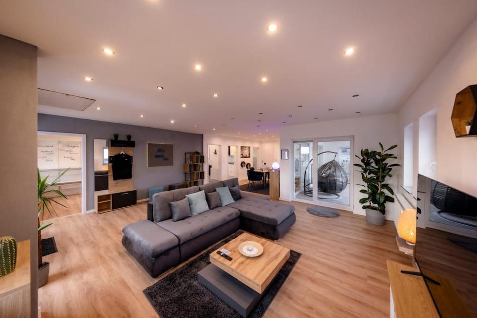 TV and multimedia, Living room, Seating area, Evening entertainment
