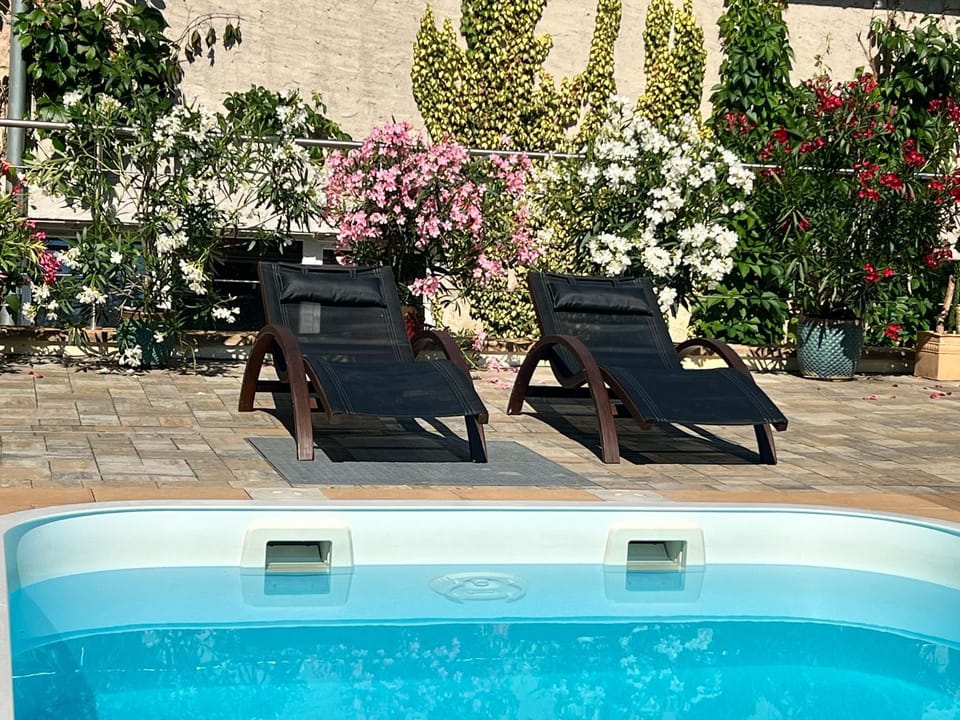 Patio, Swimming pool, sunbed
