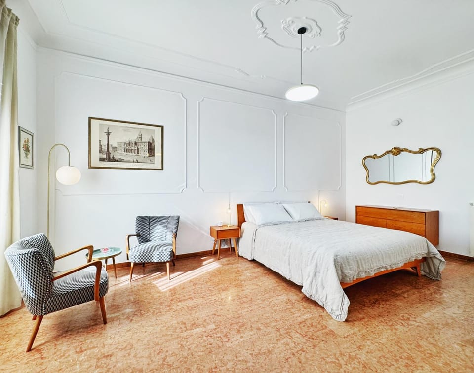 Bed, Seating area, Bedroom