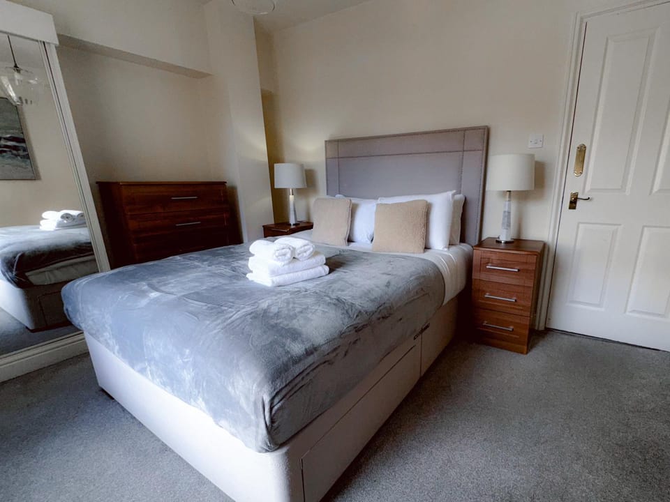 Bed, Photo of the whole room, Bedroom, wardrobe