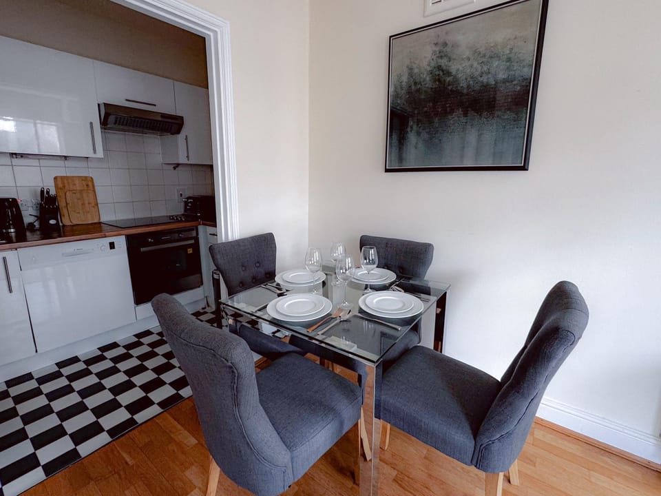 Kitchen or kitchenette, Living room, Seating area, Dining area, pet friendly, stove