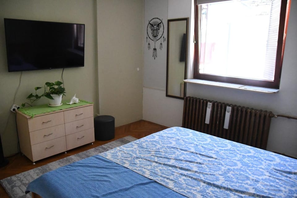 Bed, TV and multimedia, Photo of the whole room
