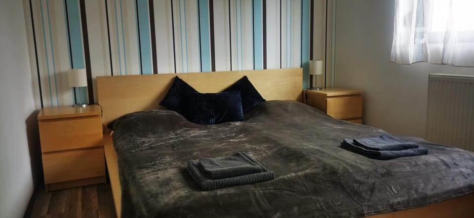 Bedroom, towels