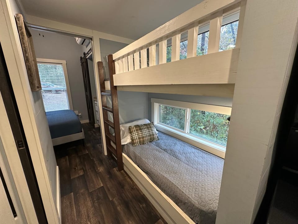Bedroom, bunk bed