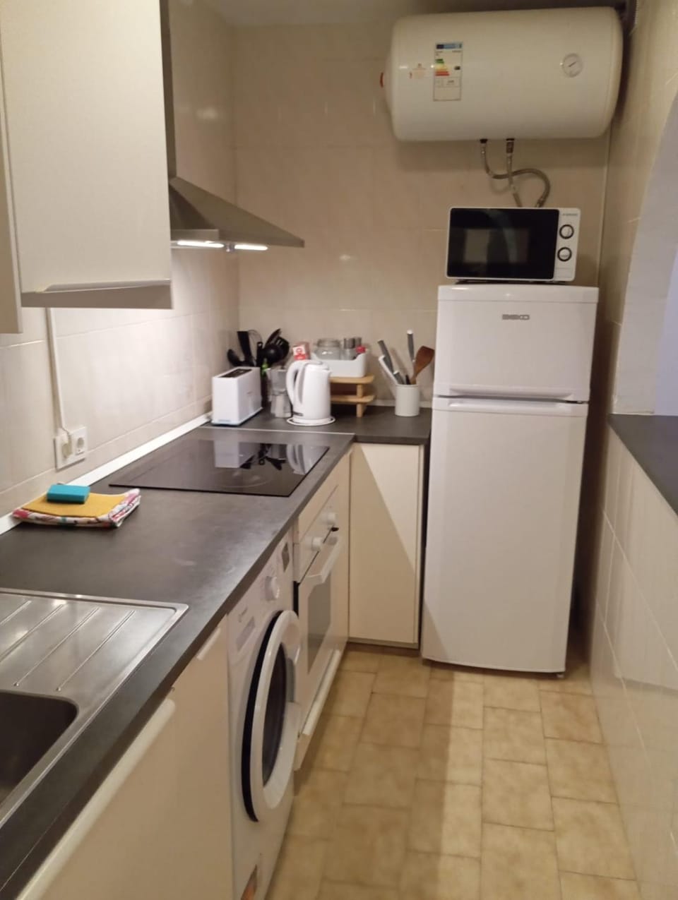 Coffee/tea facilities, Kitchen or kitchenette, oven, stove, toaster, washing machine