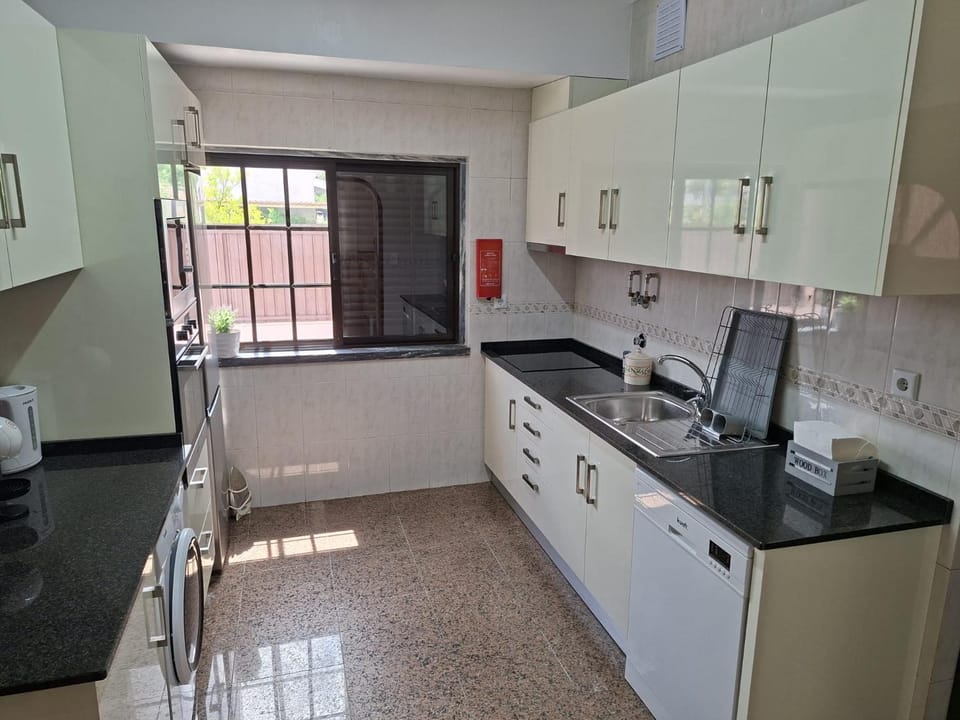 Coffee/tea facilities, dishwasher, oven, stove, toaster