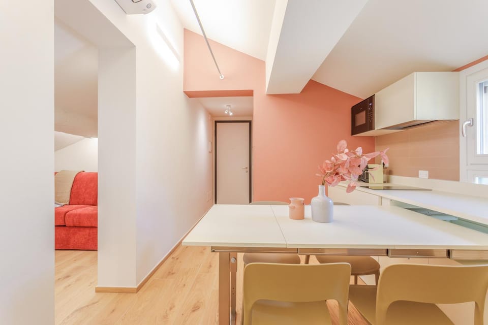 Kitchen or kitchenette, Living room, Seating area, Dining area