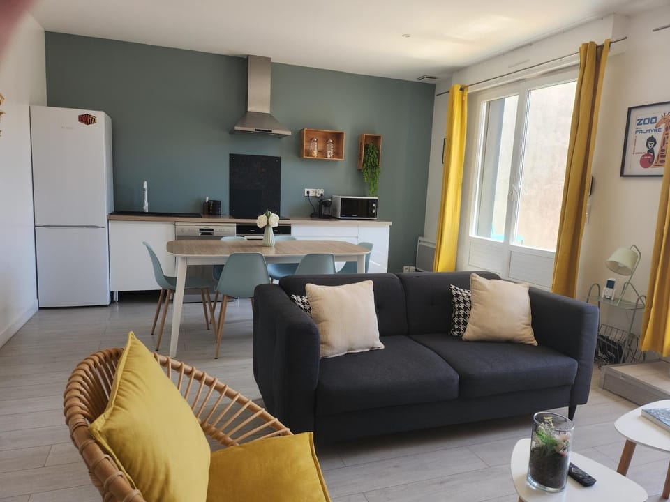 Kitchen or kitchenette, Living room
